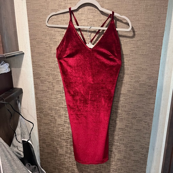 Dresses & Skirts - Adjustable velvet strappy mini dress in burgundy